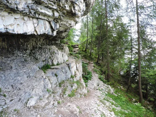 Corno Battisti - sentiero verso il Pozzo della Carrucola