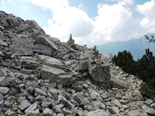 Corno Battisti - sentiero verso il Pozzo della Carrucola