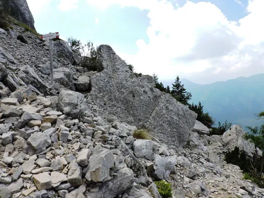 Corno Battisti - sentiero verso il Pozzo della Carrucola