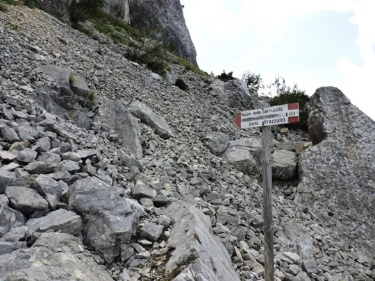 Corno Battisti - sentiero verso il Pozzo della Carrucola