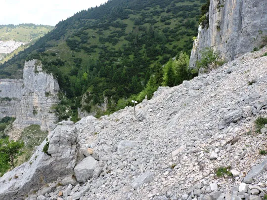 Corno Battisti - sentiero verso il Pozzo della Carrucola