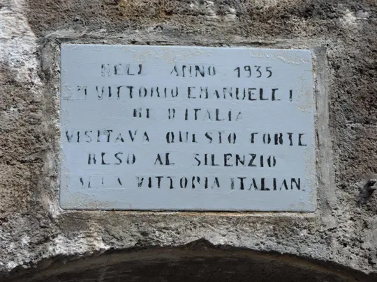 Forte Belvedere-Gschwent - Tabella in memoria della visita del Re Vittorio Emanuele