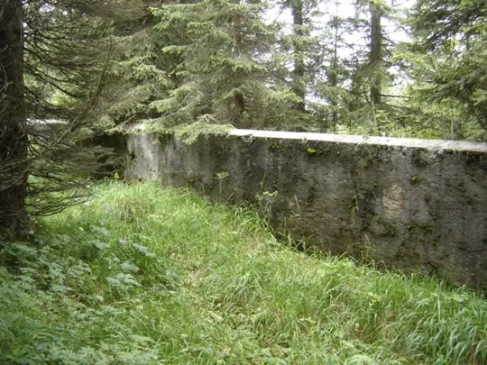 Forte Campolongo - Muro di difesa e trincea armata