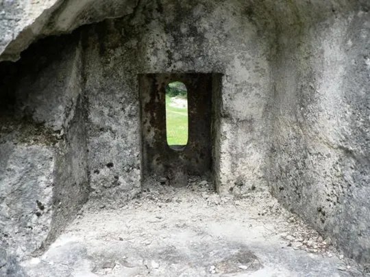 Forte Cherle - Feritoia fuciliere a difesa della porta d'ingresso