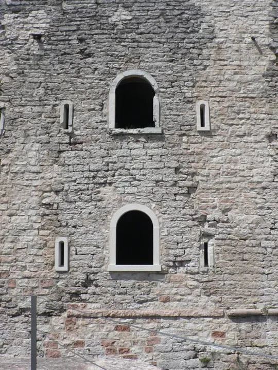 Forte Interrotto - Feritoie per cannoni