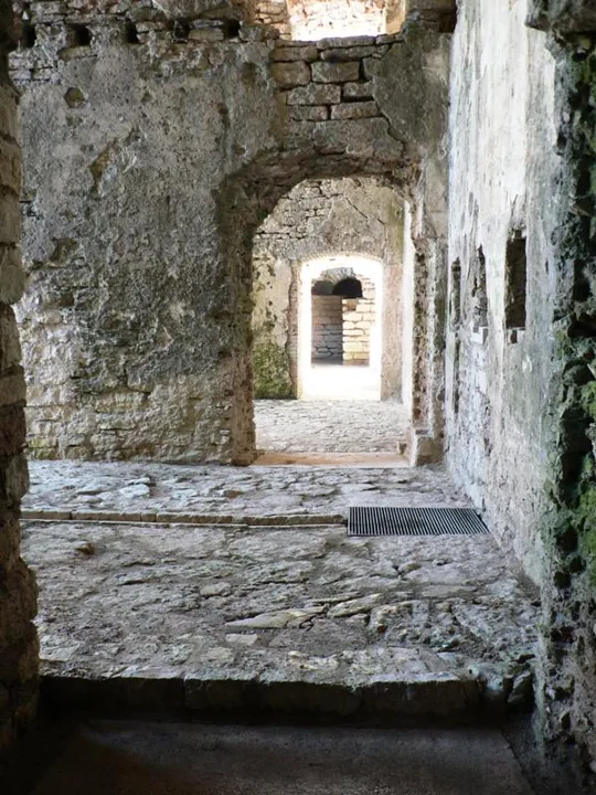 Forte Interrotto - Stalla