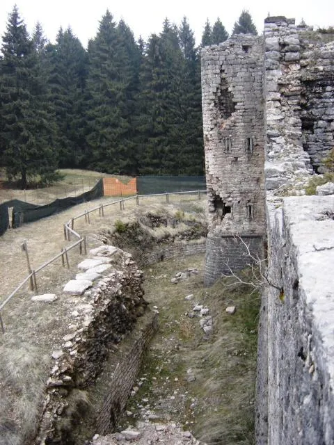 Forte Interrotto - Vista dall'alto delle mura verso il torrione posteriore