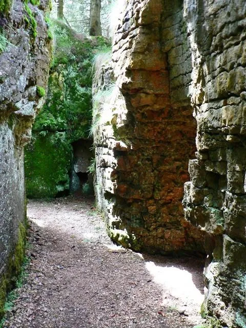 Forte Luserna - avamposto Oberwiesen - Ingresso all'avamposto su trincee naturali