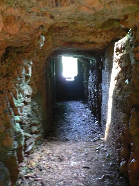Forte Luserna - avamposto Oberwiesen - Ingresso all'avamposto su trincee naturali