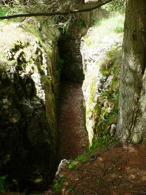 Forte Luserna - avamposto Oberwiesen - Ingresso all'avamposto su trincee naturali