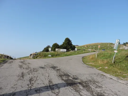 A destra la strada verso malga Mazze Superiori