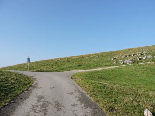 Verso la malga, si prosegue a destra su strada non asfaltata
