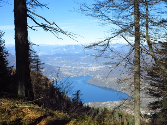 Vista sul lago verso la cima