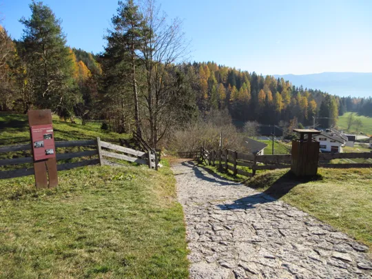 Sentiero verso la contrada