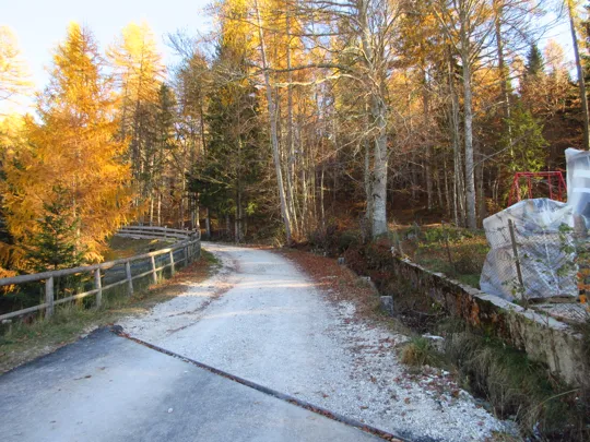 Dettaglio della strada in salita a sinistra nei pressi del parcheggio
