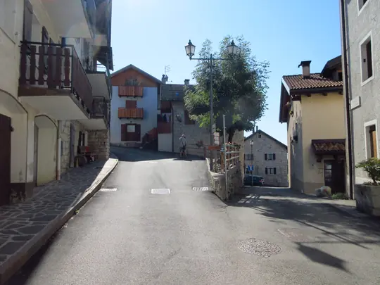 Proseguire sulla strada a sinistra