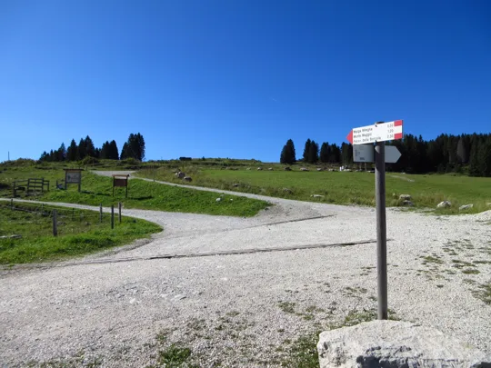 Dettaglio dell'incrocio, seguire la prima strada a sinistra