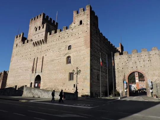 Castello Inferiore e porta d'ingresso