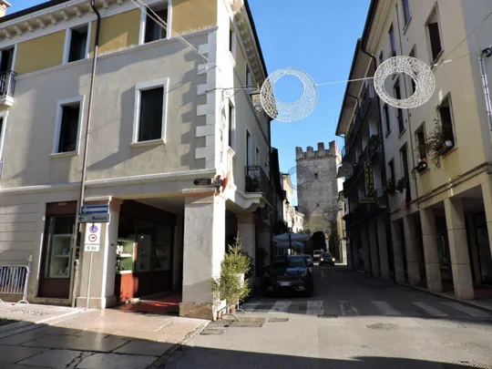 Porta Bassano e indicazione del sentiero a sinistra