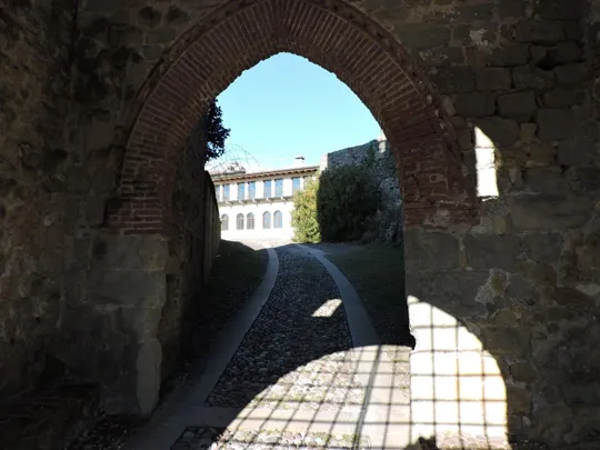 Sbirciatina tra le grate d'ingresso