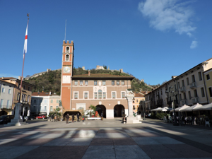 Piazza degli Scacchi e Palazzo del Doglione