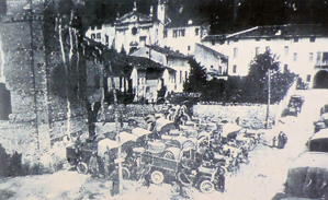 Marostica 1917 - Autocarri porta acqua nei pressi del sagrato di Sant