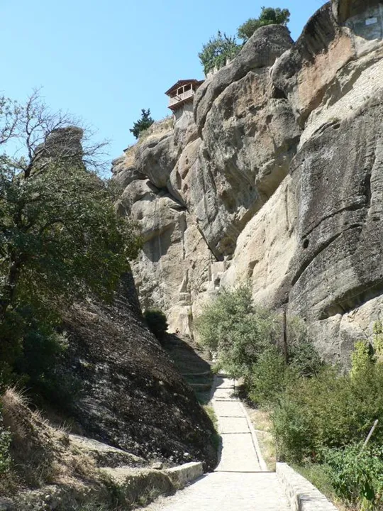 Meteora - Marciapiede e salita