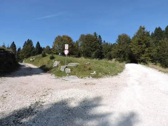 Vista dell'incrocio dalla strada principale, si arriva da sinistra