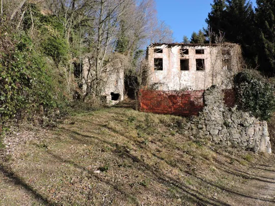 Costruzione vicino alla fonte