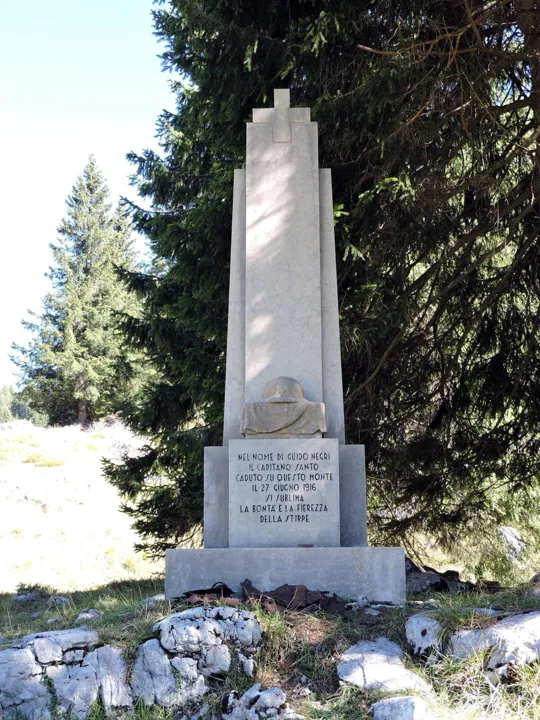 Nel nome di Guido Negri il capitano Santo caduto su questo monte il 27 giugno 1916 si sublima la bontà e la fierezza della stirpe