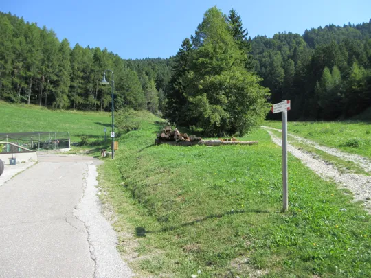 Si prosegue a sinistra seguendo le indicazioni Salt del la Volp