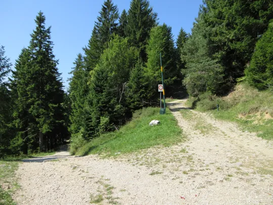 Si prosegue in salita sulla strada a destra