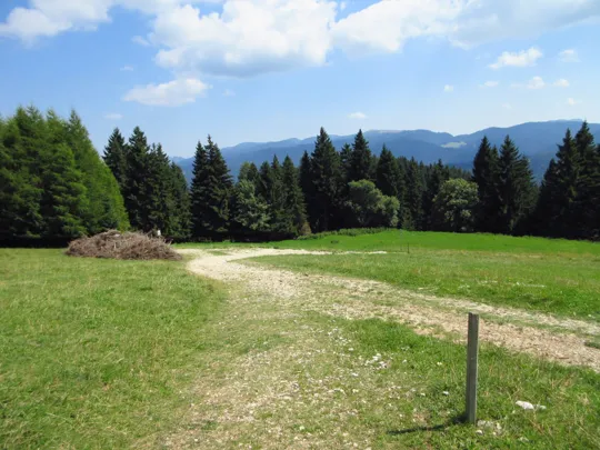 Incrocio, proseguire per la strada in fondo a destra