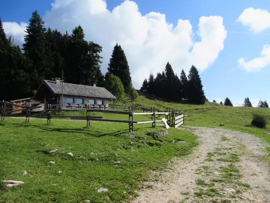 Baito Erio e recinto in legno