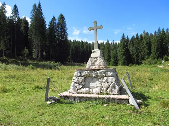 Monumento con croce in pietra lungo il rientro
