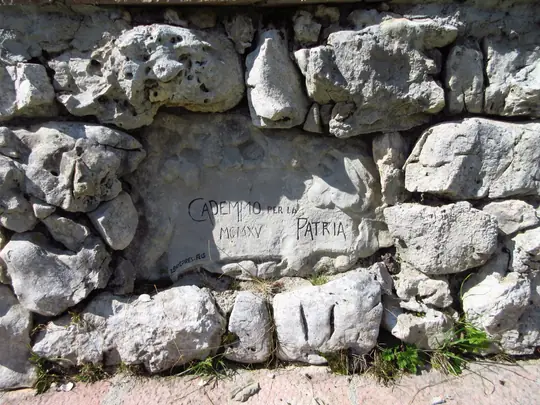 Iscrizione sul basamento del monumento