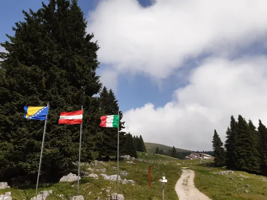 Inizio del percorso, vicino al monumento ai caduti
