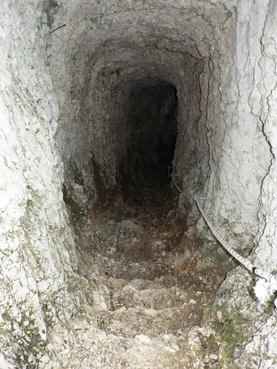 Montagna Nuova, postazioni in caverna