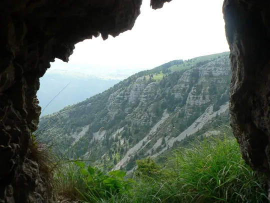 Montagna Nuova, postazioni in caverna