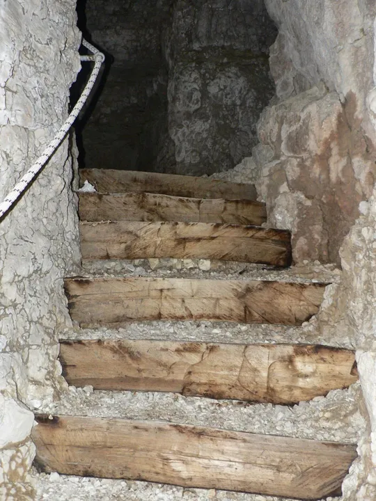 Montagna Nuova, postazioni in caverna