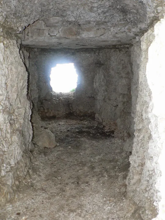 Montagna Nuova, postazioni in caverna