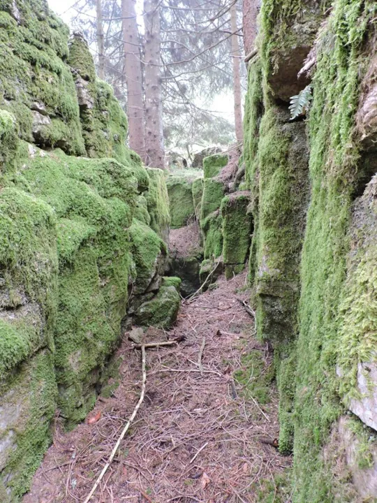 Monte Gusella - passaggio naturale utilizzato come trincea