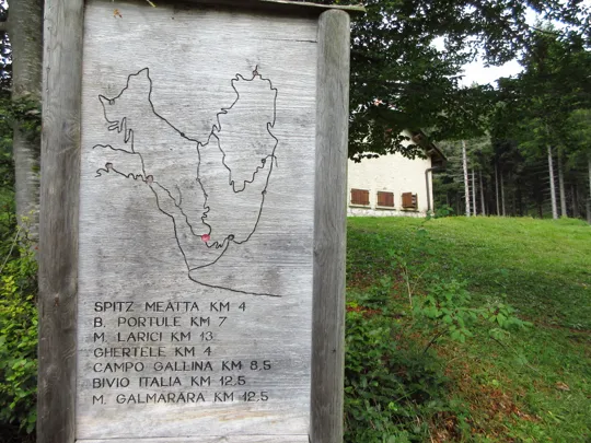 Indicazioni dei percorsi nei pressi della malga