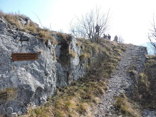 Monte Singio - verso la postazione di artiglieria