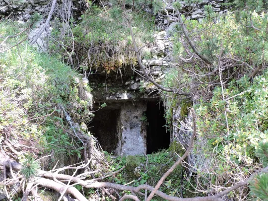 Monte Zingarella - grotta tra i baraccamenti