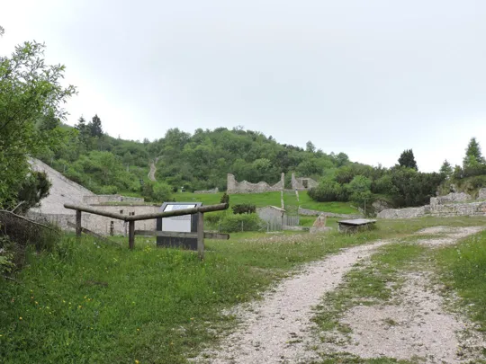 Monte Zugna - ingresso al Parco della Pace