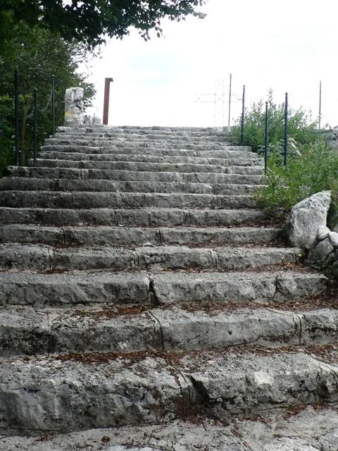 Monte Cengio - Scalinata verso la cima