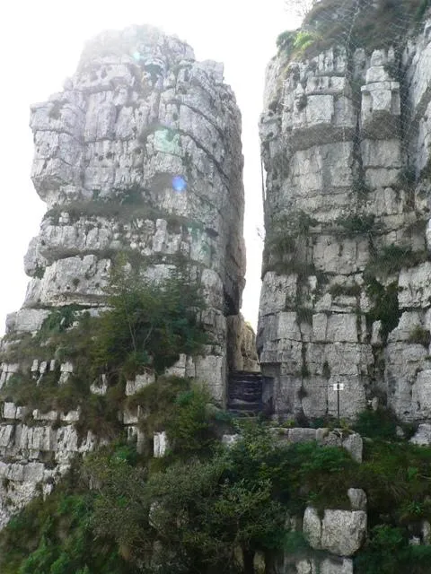 Monte Cengio - Crepaccio con sentiero in mezzo