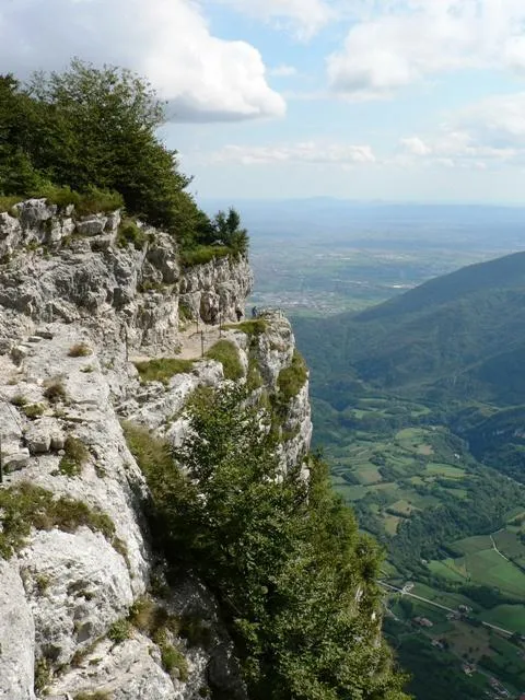 Monte Cengio - Sentiero a precipizio sulla valle