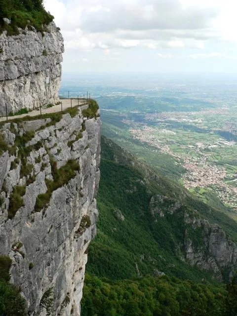 Monte Cengio - Sentiero a precipizio sulla valle